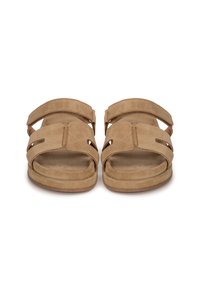 Tan suède sandalen met twee brede verstelbare banden, open teenontwerp en een gevoerde voetbed met een subtiele textuurafwerking.