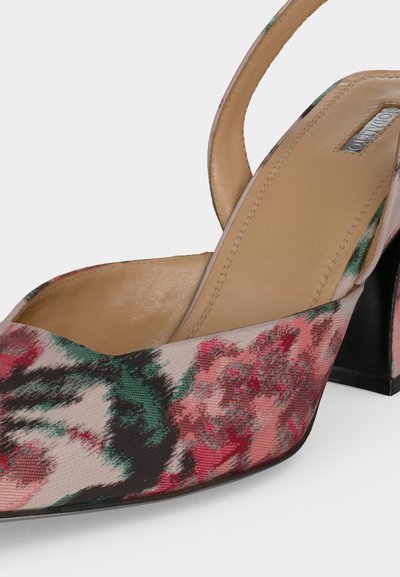 Παπούτσι slingback με φλοράλ σχέδιο, με μεσαίου ύψους μαύρο τετράγωνο τακούνι και μπεζ δερμάτινο πάτο.