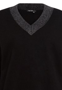 Schwarzer Pullover mit V-Ausschnitt, ausgestattet mit einem metallisch silbernen gerippten Kragen. Weicher Stoff, minimalistisches Design und keine sichtbaren Verzierungen.