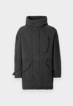 Parka gris foncé avec un col haut, devant boutonné, plusieurs poches et une finition texturée. Comprend une capuche amovible et des poignets ajustables.