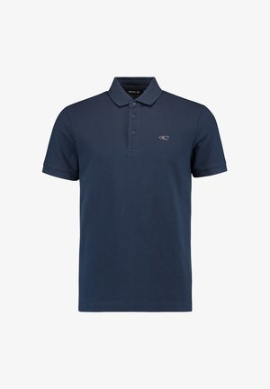 Tumed polo särgid, mis on valmistatud pehmest puuvillakangast, klassikalise krae, kolme nupuga nööpide reas ja väikese ärimärgi tikandiga rinnal.