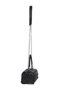 Zwarte leren handtas met een rechthoekige vorm, voorzien van studs en een kettinghengsel. Geweven oppervlak met geometrische patronen.