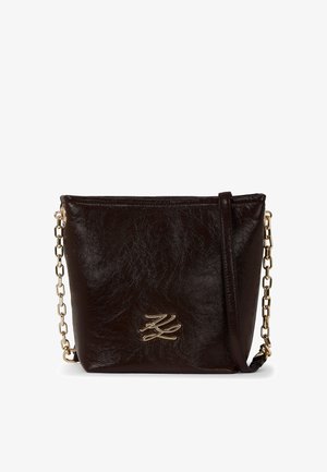 Bolso de cuero marrón con acabado texturizado, correa de cadena dorada y un acento de logo. Forma elegante y estructurada con cierre de cremallera.