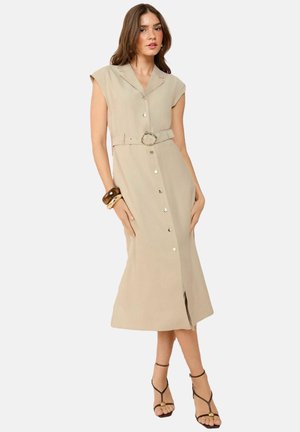 Beige midi šaty s krátkými rukávy, zapínáním na knoflíky vpředu a páskem s oválnou sponou. Tkanina je hladká; obsahuje boční rozparek pro snadný pohyb.