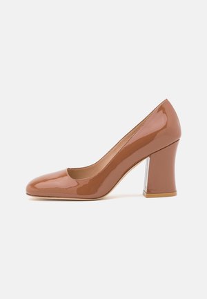 Błyszczący brązowy damski but na wysokim obcasie z okrągłym noskiem i kwadratowym obcasem, pokazany z boku na białym tle.