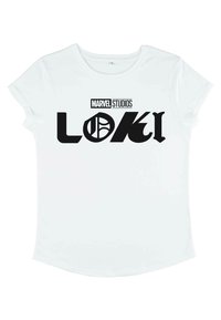 Camiseta blanca de algodón con un diseño gráfico negro que presenta el texto "MARVEL STUDIOS" encima de "LOKI" en varias fuentes y un acento circular.
