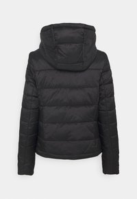 Schwarze Steppjacke mit Kapuze, gesteppter Optik und einem eleganten Finish. Der Stoff wirkt glatt und leicht im Griff.