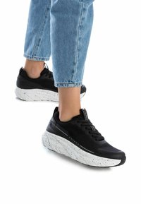 XTI Zapatillas - black