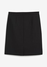 Zwarte mini rok met een gladde textuur, voorzien van een platte tailleband en centrale plooien voor extra detail. Strakke lijnen en geen zichtbare hardware.