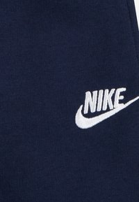 Nike Sportswear CLUB STRIPE CREW UNISEX SET - Spodnji deli trenirk - midnight navy