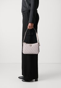 Guess ERICA BAG - Torbica - dusty rose