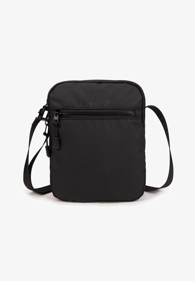 Borsa a tracolla nera con tasca frontale con zip, realizzata in tessuto resistente. Presenta un design rettangolare semplice e una tracolla regolabile.