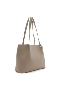 Sac fourre-tout beige texturé avec deux anses plates, une forme structurée et un branding discret à l'avant. Fini lisse avec peu de détails en métal.