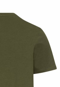 Oliven grøn bomuld t-shirt med en glat tekstur, korte ærmer og en rund halsudskæring med et rent, minimalistisk design.