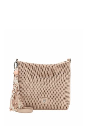 Beige vævet skuldertaske med kvastdetalje på remmen og lille metallogo på fronten.