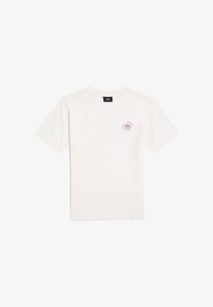 Fehér pamut póló kerek nyakkivágással és rövid ujjal, a bal mellen egy kis színes grafikai mintával.