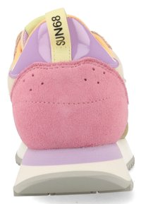 Teniska s růžovým semišovým podpatkem, fialovými detaily a vícebarevným svrškem. Obsahuje polstrovaný límec a texturovanou gumovou podrážku.