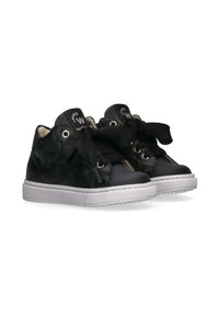 Sneaker alte in pelle nera con lacci neri, suole in gomma bianche e dettagli cuciti. La texture presenta un motivo sottile.