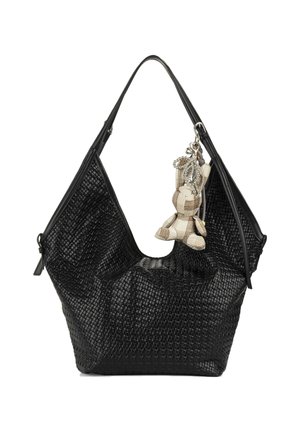 Zwarte geweven leren handtas met een enkele schouderband en een klein beige stoffen teddybeer sleutelhanger bevestigd.
