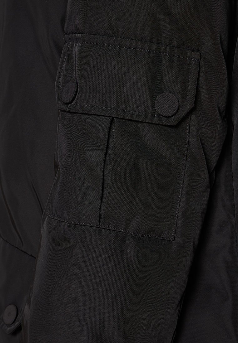 Schwarze gepolsterte Jacke mit strukturiertem Finish, die eine durchknöpfbare Aufsatztasche am linken Ärmel und durchgehend glattes Material aufweist.