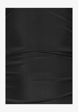 Tissu noir avec une texture lisse, présentant des coutures horizontales et des plis subtils pour ajouter de la dimension. Pas de motifs ou d'accents distincts.