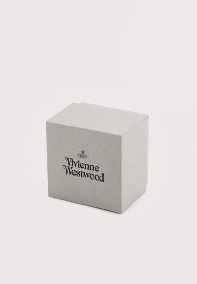 Γκρι χαρτόκουτο με υφή, με το λογότυπο «Vivienne Westwood» σε μαύρο. Μινιμαλιστικός σχεδιασμός, τετράγωνο σχήμα.