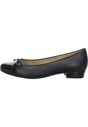 Navy Leder Ballerina mit glänzender schwarzer Kappe, kleinem Schleifenakzent und niedrigem Absatz, mit einer glatten Oberfläche und abgerundeter Form.
