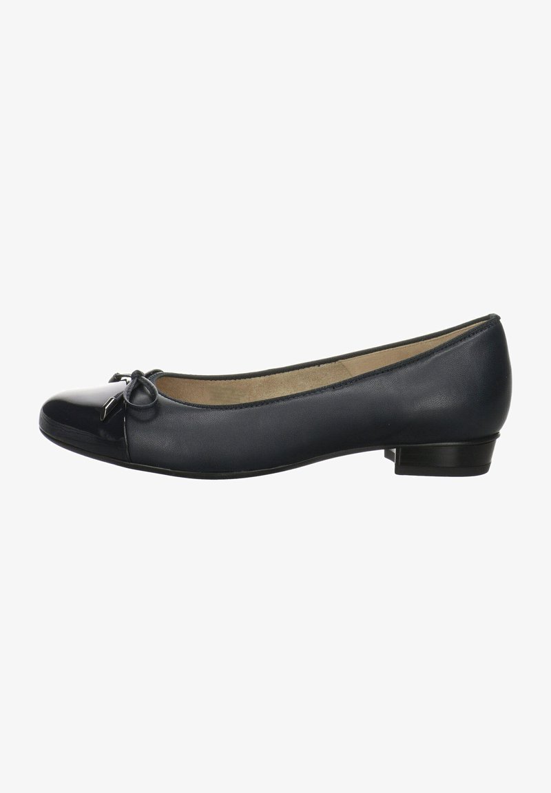 Ballerines en cuir bleu marine avec un bout noir brillant, un petit nœud décoratif et un talon bas, présentant une texture lisse et une forme arrondie.