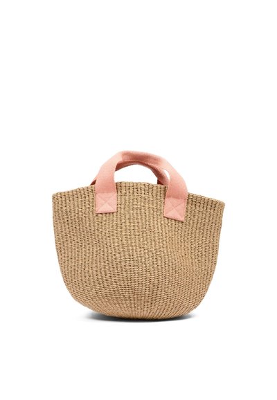 Tkany słomiany torba typu tote z szerokimi, miękkimi różowymi rączkami z tkaniny, zaokrąglonym dnem i otwartym wierzchem, zaprojektowana do codziennego użytku.