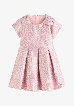 Rožinės spalvos tekstūruota suknelė su kaspinėliu ant pečių, trumpomis rankovėmis ir išplečiu sijonu su klostėmis. Minkšta, raštuota medžiaga.