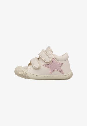 Scarpa per bambino color crema con due cinturini in Velcro e una toppa a forma di stella rosa sul lato, con suola e protezione per le dita in gomma.