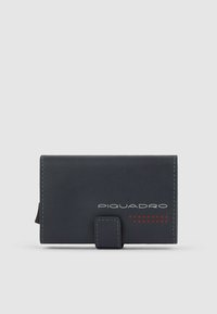 Marineblauwe leren portemonnee met een magnetische druksluiting, contrasterende stiksels en het "PIQUADRO"-logo met een rood stippenpatroon als accent.