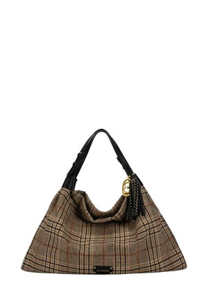 Sac à main en tissu écossais marron et noir avec poignées en cuir noir, détail anneau doré, et pampille noire ornée de clous dorés.