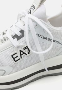 EA7 Emporio Armani ALTURA UNISEX - Baskets basses - white/black/griffin