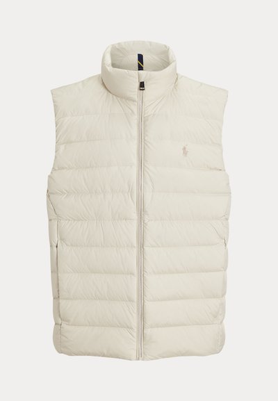 Pufferväst i off-white med hög krage, framtill dragkedja och sydd horisontell vaddering. Broderad logotyp på bröstet.