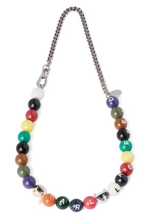 Zilveren ketting met multicolor ronde kralen die "KARL LAGERFELD" spellen en twee karakterkralen met een zonnebril.