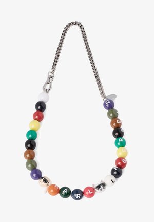 Collier chaîne en argent avec des perles rondes multicolores formant le nom "KARL LAGERFELD" et deux perles représentant des personnages portant des lunettes de soleil.