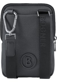 Čierna nylonová crossbody taška s textúrovaným povrchom, zipsom, nastaviteľným popruhom a strieborným karabínovým klipom. Obsahuje vyrazené logo.