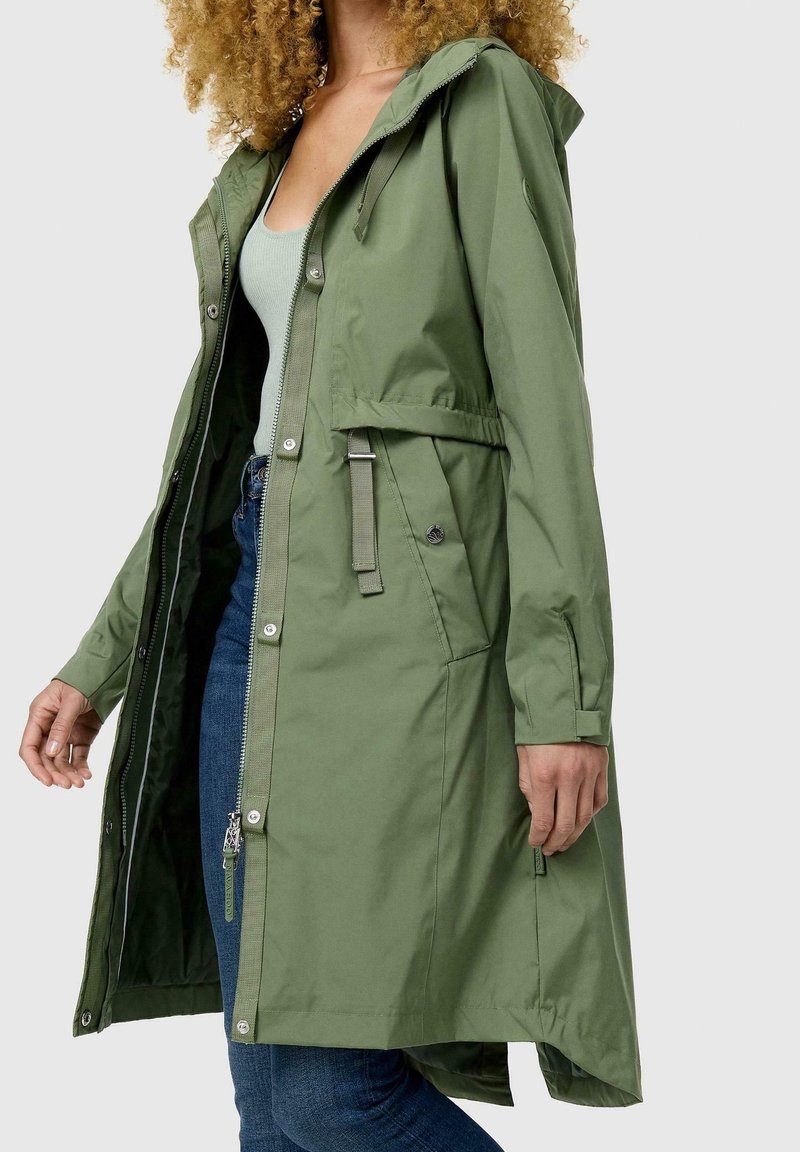 Groene lichtgewicht parka met een capuchon, voorrits en drukkers, verstelbare taille en zijzakken. Soepele textuur, knielange ontwerp.