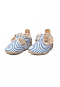 Scarpe per bambini a righe blu e bianche con un accento in tessuto beige e cinturino, dotate di suola morbida e un fiocchetto decorativo su un lato.