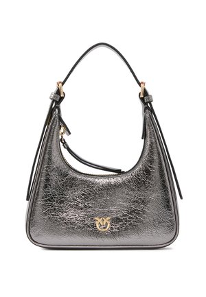 Bolso de mano de cuero texturizado plateado metálico con una correa corta negra y emblema de logotipo en tono dorado en la parte delantera.