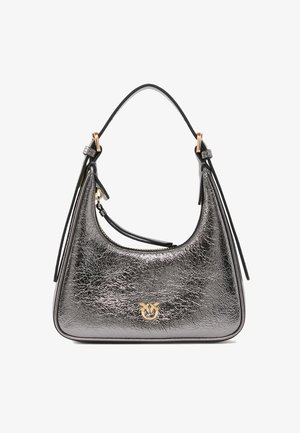 Bolso de mano de cuero texturizado plateado metálico con una correa corta negra y emblema de logotipo en tono dorado en la parte delantera.
