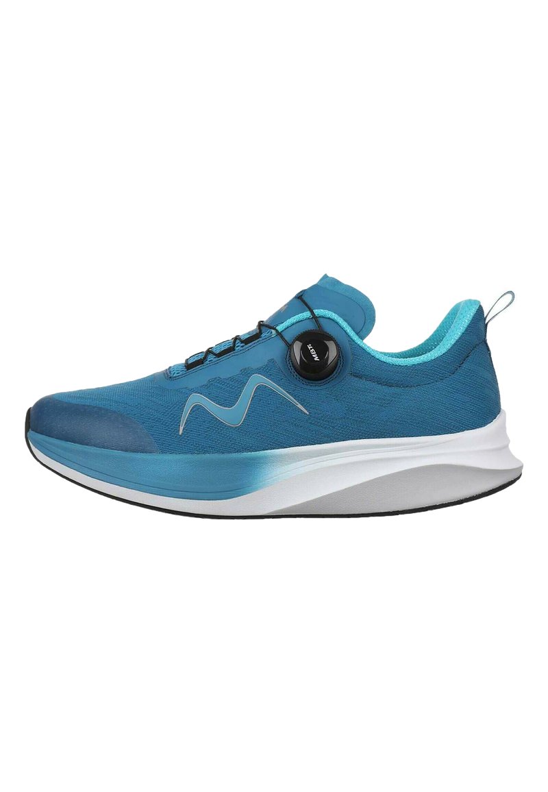 Chaussure de sport bleue avec tige en mesh, bout arrondi, système de laçage élastique, semelle rembourrée et détail de logo sur le côté.