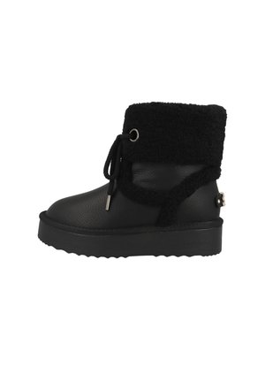 Bota de invierno negra hasta la mitad de la pantorrilla con suela gruesa, puño suave de forro polar, cierre con cordones y cuerpo de cuero texturizado.