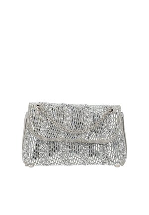 Pochette de soirée argentée ornée de cristaux scintillants en motifs ondulés, avec bandoulière chaîne et fermeture à rabat.