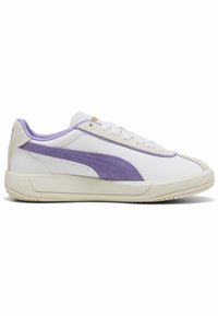 Tenisii albi cu accente violet, având o dungi din suede texturat, vârf rotund și o talpă bej. Detaliu cu logo auriu pe limbă.