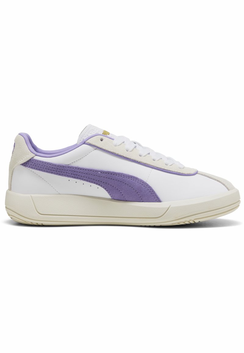 Weißer Sneaker mit lila Akzenten, ausgestattet mit einem strukturierten Wildlederstreifen, runder Zehenpartie und einer beigen Sohle. Goldenes Logodetail auf der Zunge.