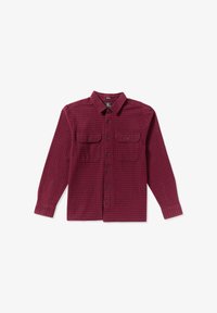 Camisa de cuadros rojos de manga larga, hecha de tela tejida, con dos bolsillos en el pecho y un cuello con botones. Botones negros en la parte delantera y en los puños.