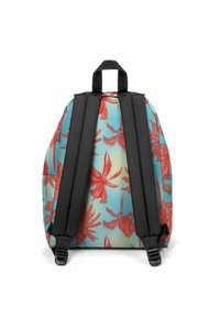 Mochila con un fondo azul y un patrón floral rojo. Tiene correas ajustables negras y un asa superior para llevar.