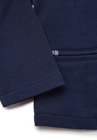 Marineblauwe katoenen stof met lange mouwen, met een soepele textuur en een meerkleurig gestreept detail bij de taille.